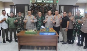 Dandim 0209/Labuhanbatu Terima Kejutan dari Kapolres di Hari Ulang Tahun TNI ke-80 FB IMG 1760083840525