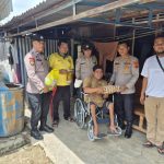 Polri Untuk Masyarakat, Polsek Teluk Nibung Beri Bantuan Kursi Roda Kepada Warga