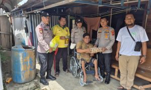 Polri Untuk Masyarakat, Polsek Teluk Nibung Beri Bantuan Kursi Roda Kepada Warga