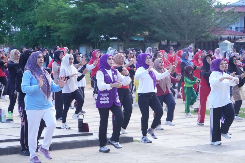 Bupati Fery Sahputra dan Ketua Posyandu Labusel Ajak Masyarakat Hidup Sehat Lewat Senam Bersama di SBBK Kotapinang 1 Bupati