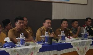 Camat Kampung Rakyat Bersama Bupati Labusel Berikan Bimbingan Sosial kepada Warga Rentan IMG 20251014 WA0024