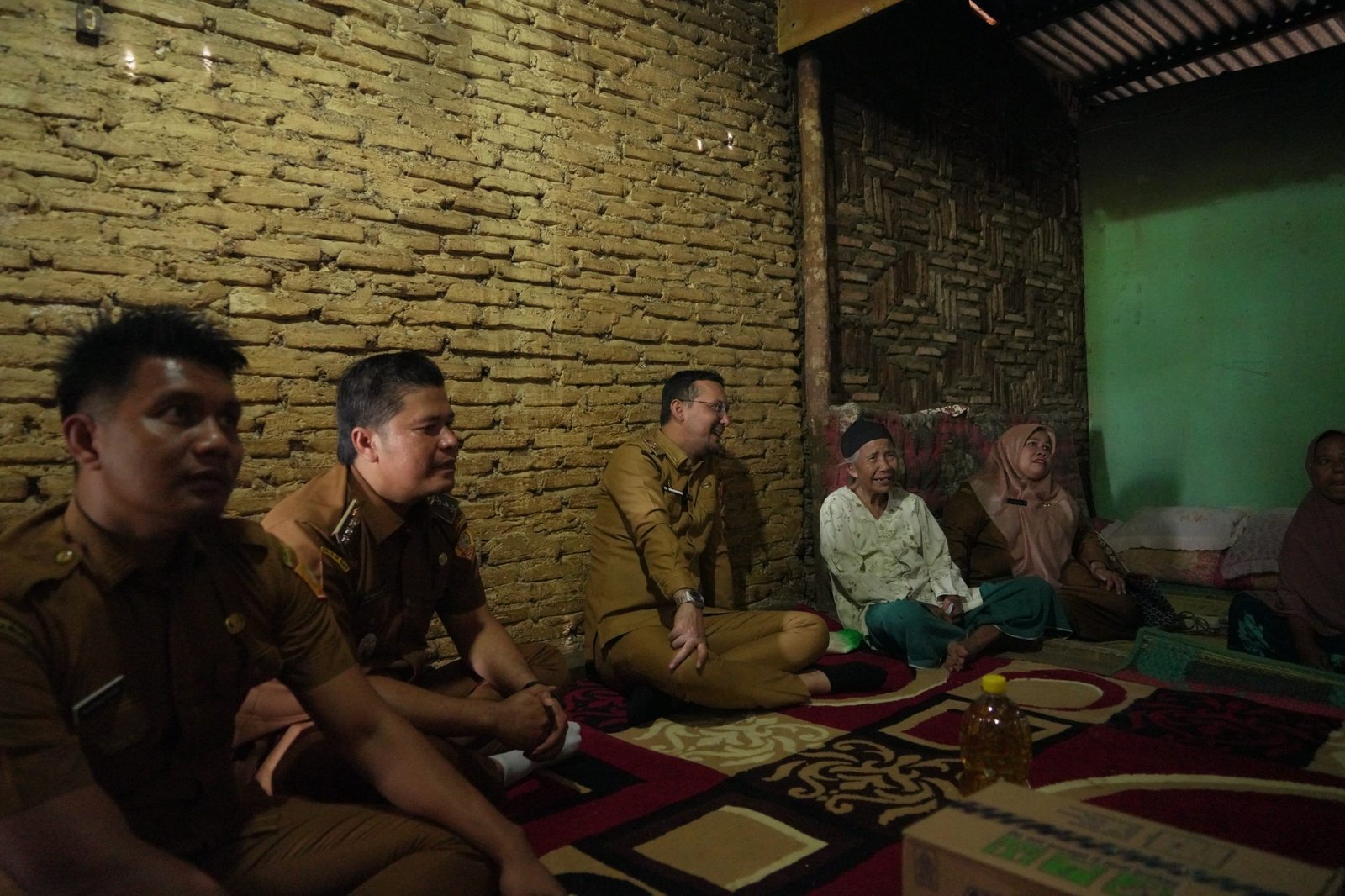 Camat Kampung Rakyat Bersama Bupati Labusel Berikan Bimbingan Sosial kepada Warga Rentan 1 Camat Kampung Rakyat