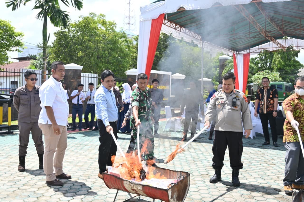Kapolres Labuhanbatu Selatan Hadiri Pemusnahan Barang Bukti di Kejaksaan Negeri Labuhanbatu Selatan 1 Kapolres Labuhanbatu Selatan