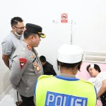 Kapolres Labuhanbatu Selatan Jenguk Korban Kecelakaan Bus ALS di Desa Sabungan, Tekankan Keselamatan Berkendara
