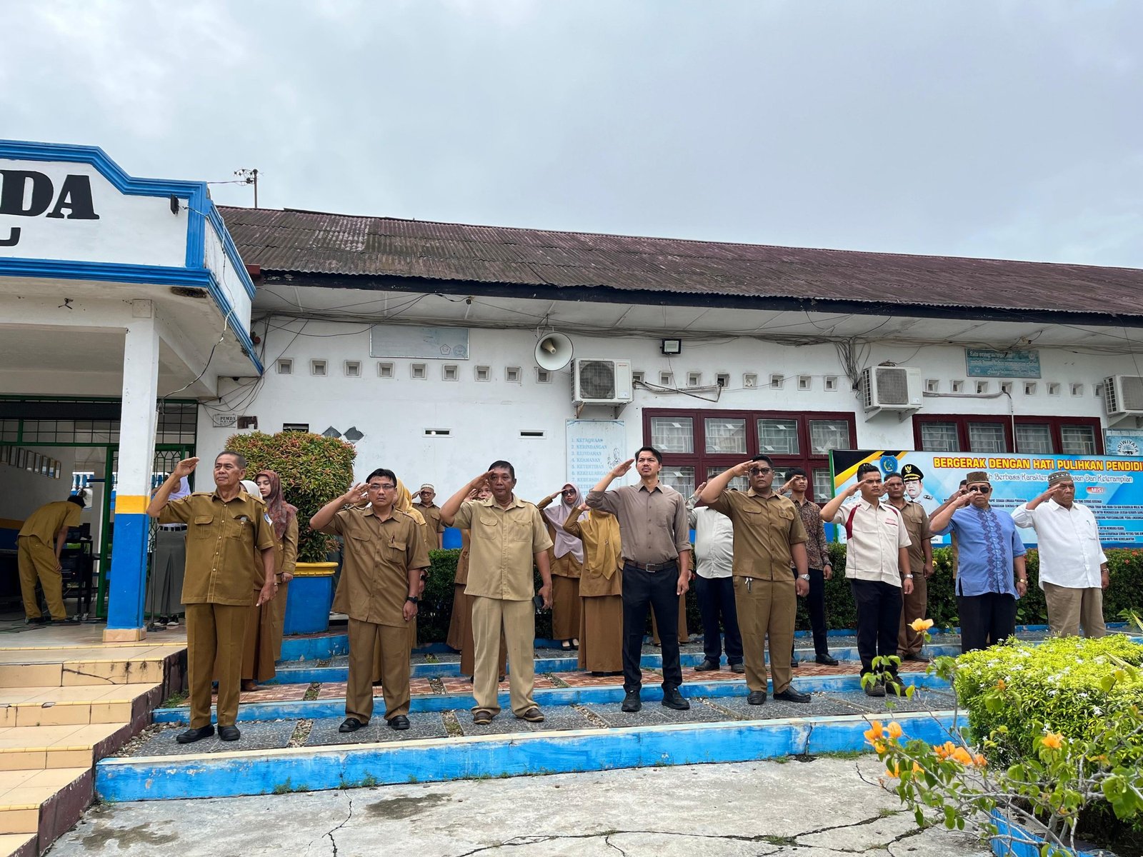 Kadisdik Labuhanbatu Jadi Pembina Upacara Di SMK Pemda, Ajak Siswa Miliki Sikap Disiplin, Jujur, dan Berkarakter 1 IMG 20251020 WA0041 scaled