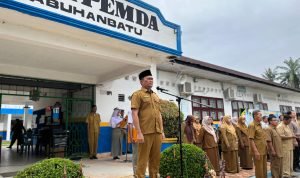 Kadisdik Labuhanbatu Jadi Pembina Upacara Di SMK Pemda, Ajak Siswa Miliki Sikap Disiplin, Jujur, dan Berkarakter IMG 20251020 WA0055