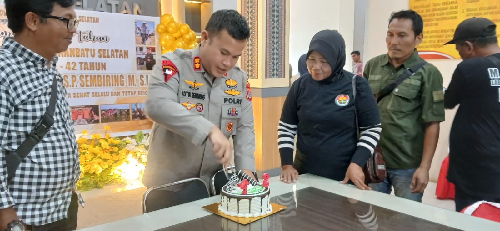 Hangat dan Penuh Kekeluargaan, Media Center Polres Labusel Ucapkan Selamat Ulang Tahun kepada Kapolres AKBP Aditya S.P. Sembiring 1 Kapolres