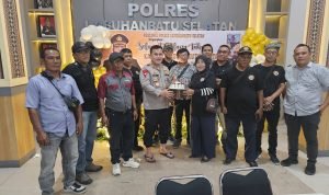 Hangat dan Penuh Kekeluargaan, Media Center Polres Labusel Ucapkan Selamat Ulang Tahun kepada Kapolres AKBP Aditya S.P. Sembiring IMG 20251021 WA0004 1