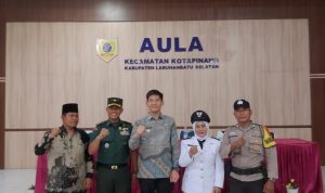 Camat Khoirul Efendi Batubara Kukuhkan Siti Barliana Simbolon Sebagai Penjabat Kades Mampang