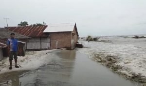 Gelombang Tinggi Ancam Warga Pesisir Bagan Kuala, Tiga Sampan Karam dan Puluhan Rumah Rusak IMG 20251024 WA0003