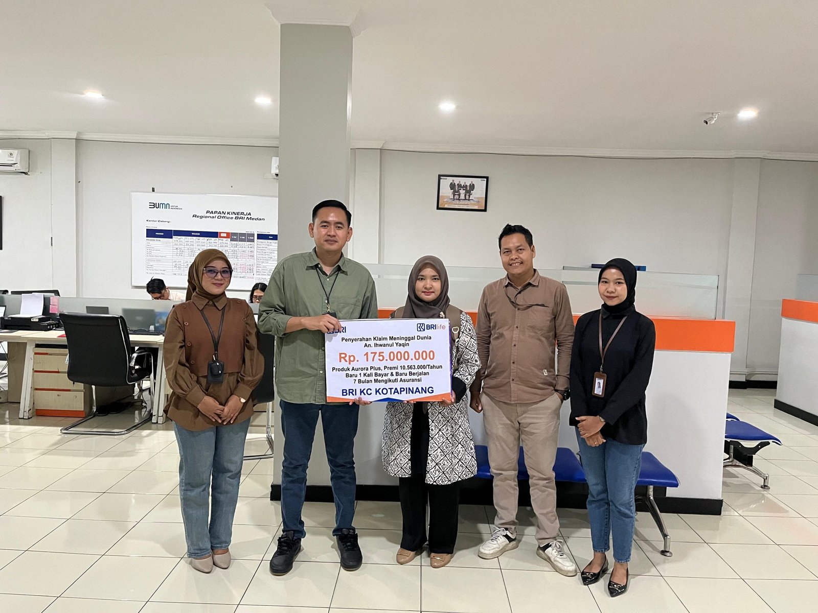 BRI Kotapinang Buktikan Kepedulian, Serahkan Klaim Asuransi Ratusan Juta kepada Keluarga Nasabah 1 BRI