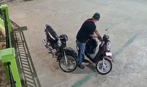 Aksi Pencurian Motor di Halaman Masjid Al-Hidayah Gagal Total, Kunci T Pelaku Patah Terekam CCTV IMG 20251116 WA0003