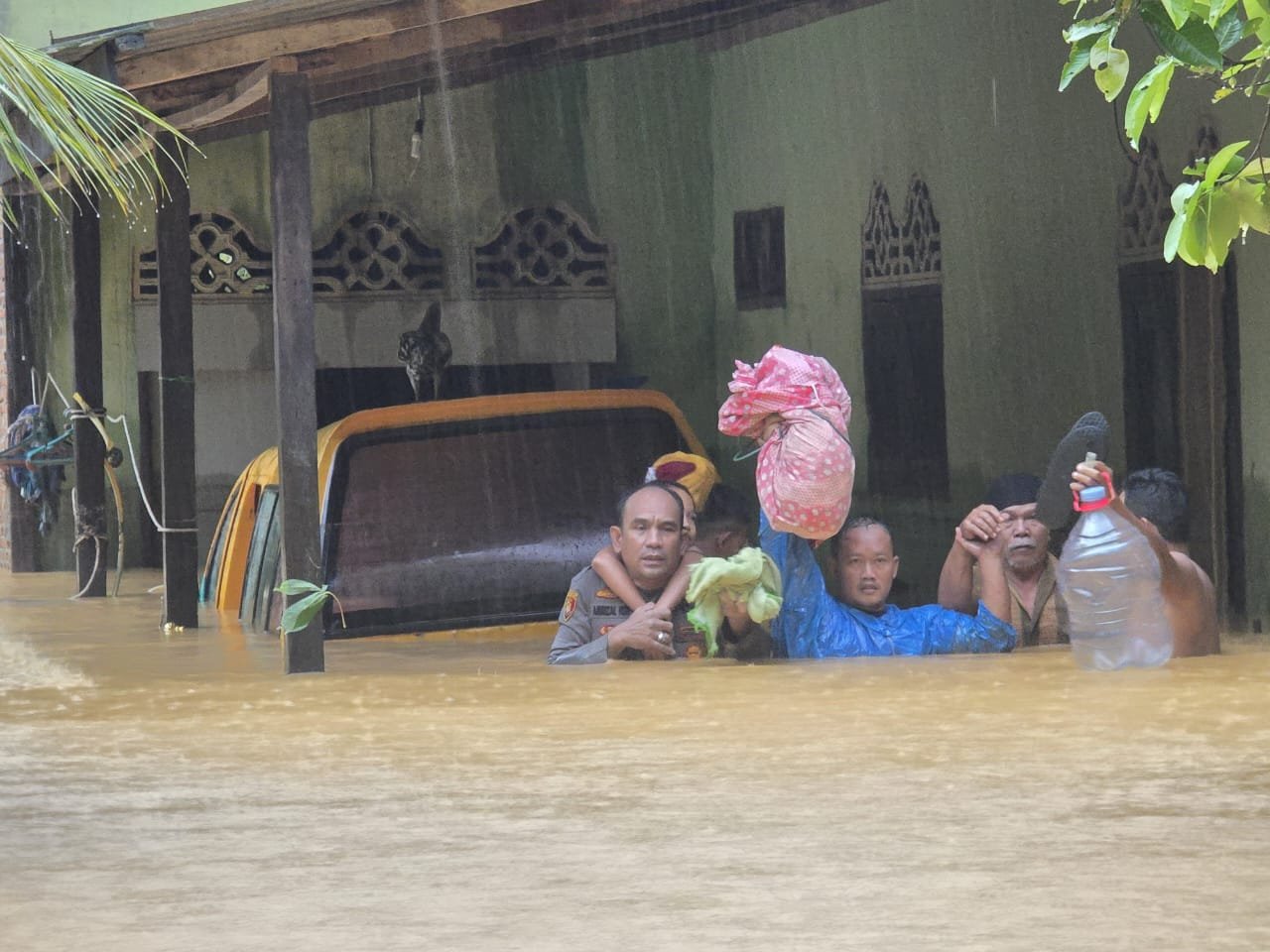 Curah Hujan Tinggi Sebabkan Banjir di Pangkalan Brandan, Polres Langkat Lakukan Penanganan Cepat 1 Polres Langkat