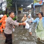 Polres Pelabuhan Belawan Pantau Situasi Banjir dan Salurkan Bantuan kepada Warga Terdampak