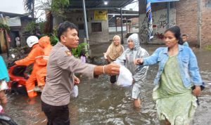 Polres Pelabuhan Belawan Pantau Situasi Banjir dan Salurkan Bantuan kepada Warga Terdampak