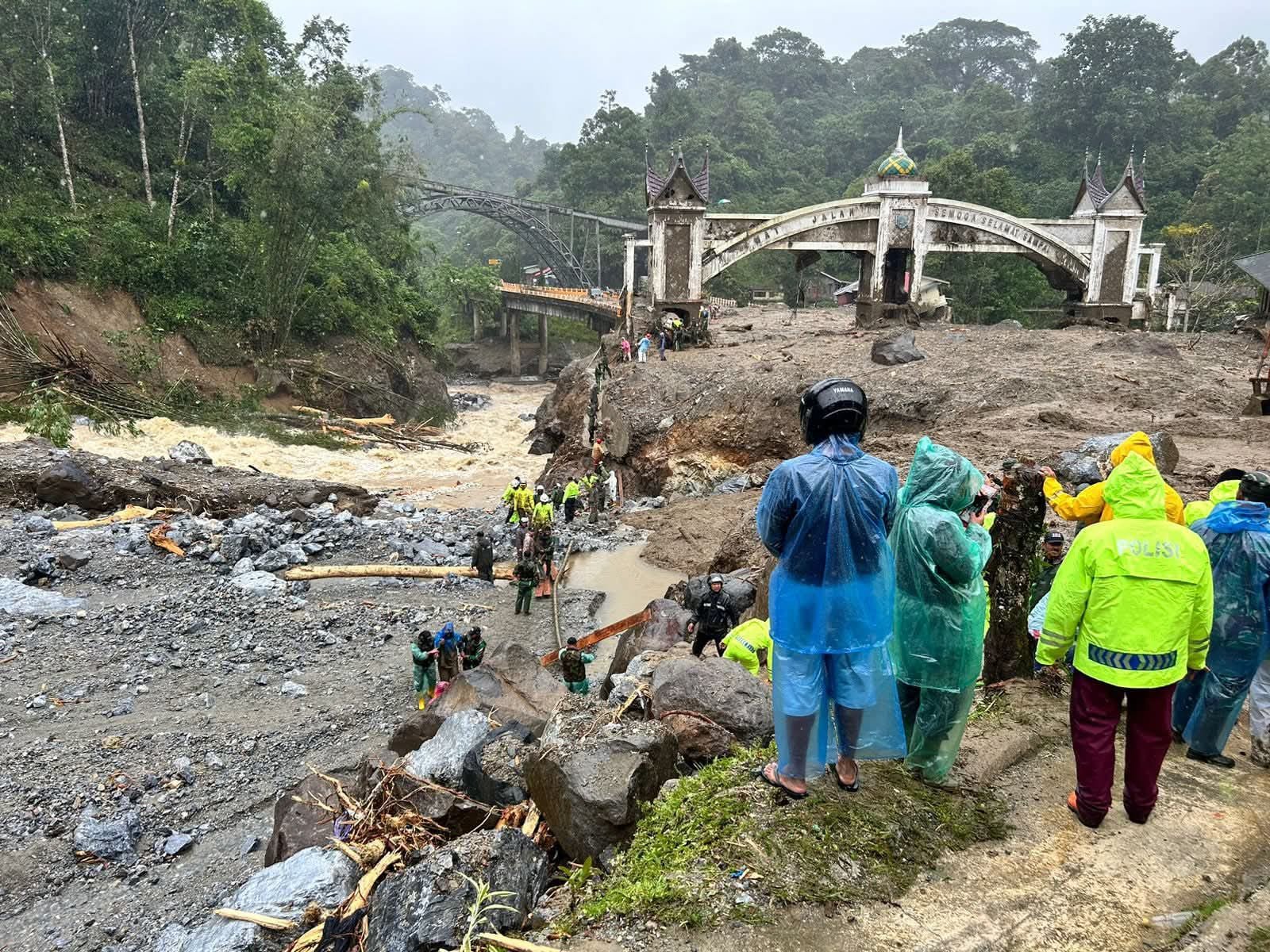 Hari Kedua, Evakuasi Warga di Jembatan Kembar Terus Dikebut 1 Evakuasi