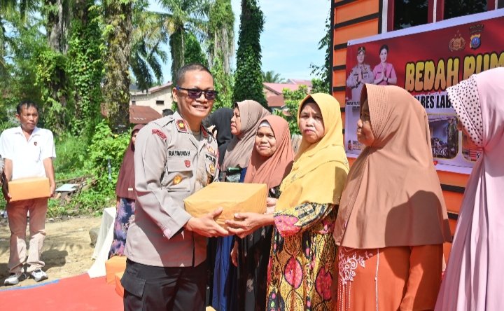 Bangun Kepedulian Sosial, Polres Labusel Serahkan Rumah Layak Huni kepada Warga Pra Sejahtera 1 Labusel