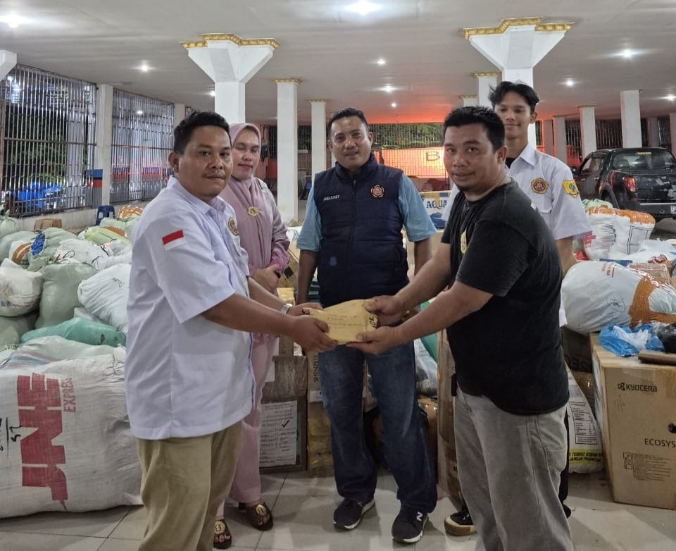 Solidaritas Tinggi, PJ Kades Dan Karang Taruna Sisumut Serahkan Bantuan Untuk Korban Bencana Alam 1 Korban Bencana
