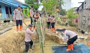 Brimob Polda Sumut Terus Perbaiki Tanggul Jebol di Tanjung Pura IMG 20251208 WA0035