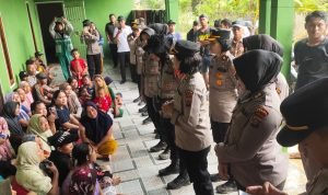 Polwan Polda Sumut Salurkan Bantuan Sosial Korban Banjir di Pangkalan Brandan IMG 20251215 WA0012