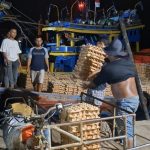 Kapolres Langkat Salurkan Bansos Terdampak Banjir di Pematang Jaya Melalui Jalur Laut
