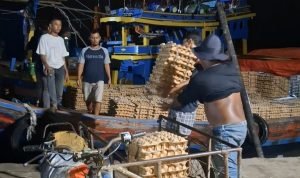 Kapolres Langkat Salurkan Bansos Terdampak Banjir di Pematang Jaya Melalui Jalur Laut IMG 20251203 101526