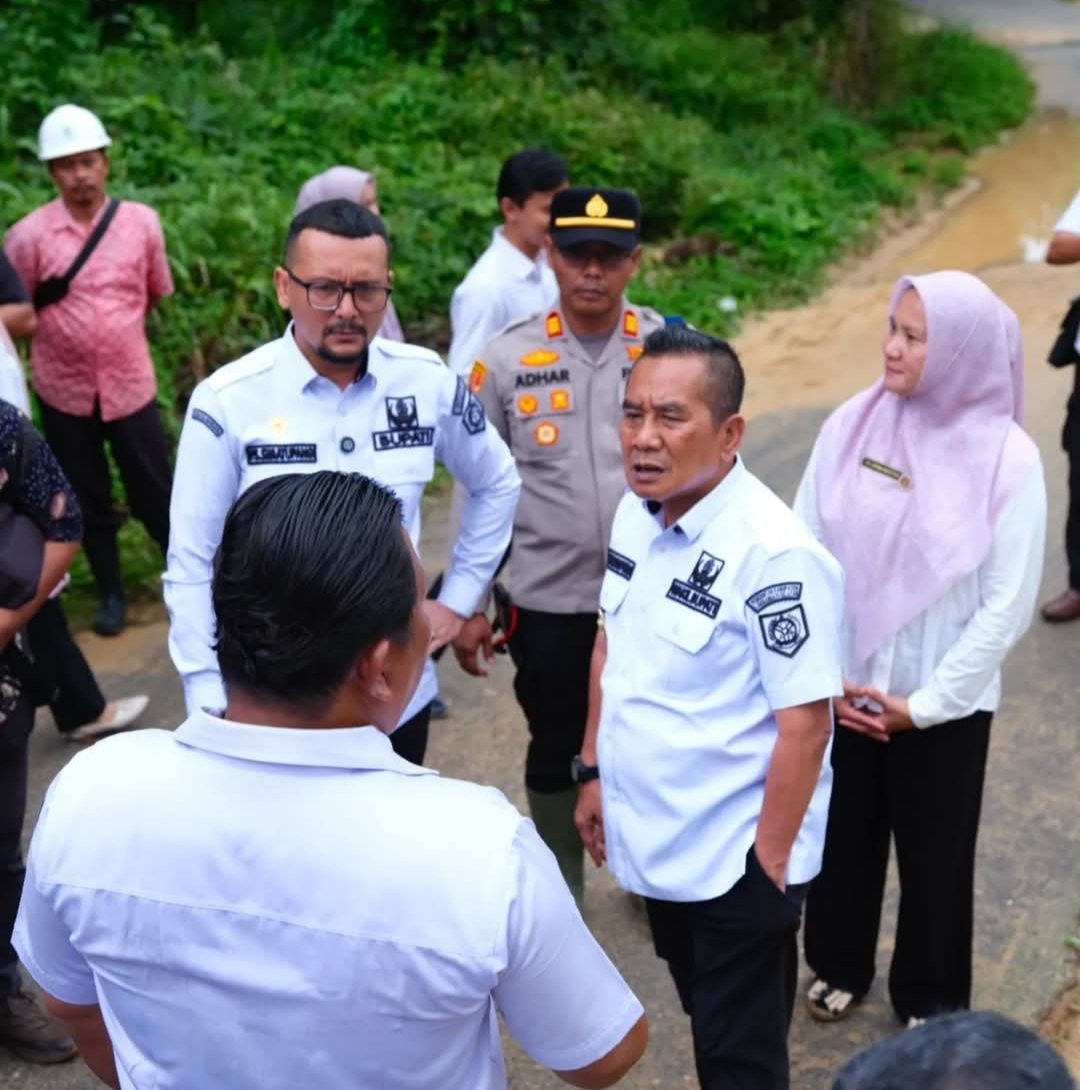 Bupati Labusel Tinjau Lokasi Rawan Banjir di Dusun Sidorukun, Dorong Solusi Permanen dan Berkelanjutan 1 Bupati