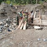 Pengecoran Pondasi Jembatan Gantung Perintis di Aceh Tenggara Libatkan TNI dan Warga