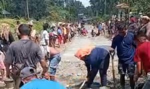 Merasa Tidak Diperhatikan Bupati Langkat, Warga Desa Belinteng Swadaya Cor Jalan
