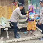 Jumat Berkah: Kapolsek Panai Tengah Turun Langsung Salurkan Bansos, Pererat Kepedulian Polri untuk Warga