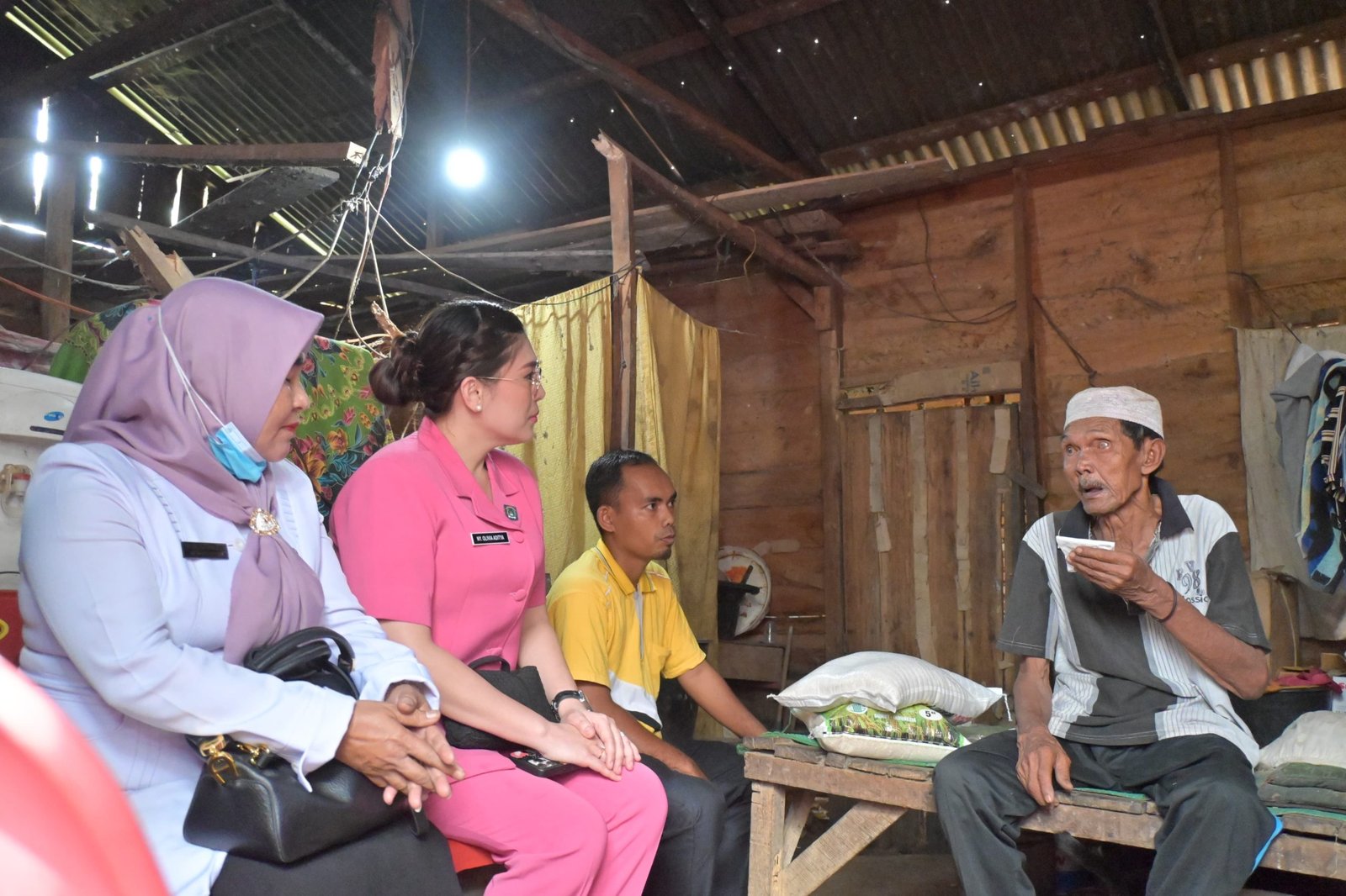 Wujud Kepedulian Sosial, Ketua Bhayangkari Labuhanbatu Selatan Laksanakan Peduli Asih di Desa Mampang 1 Bhayangkari