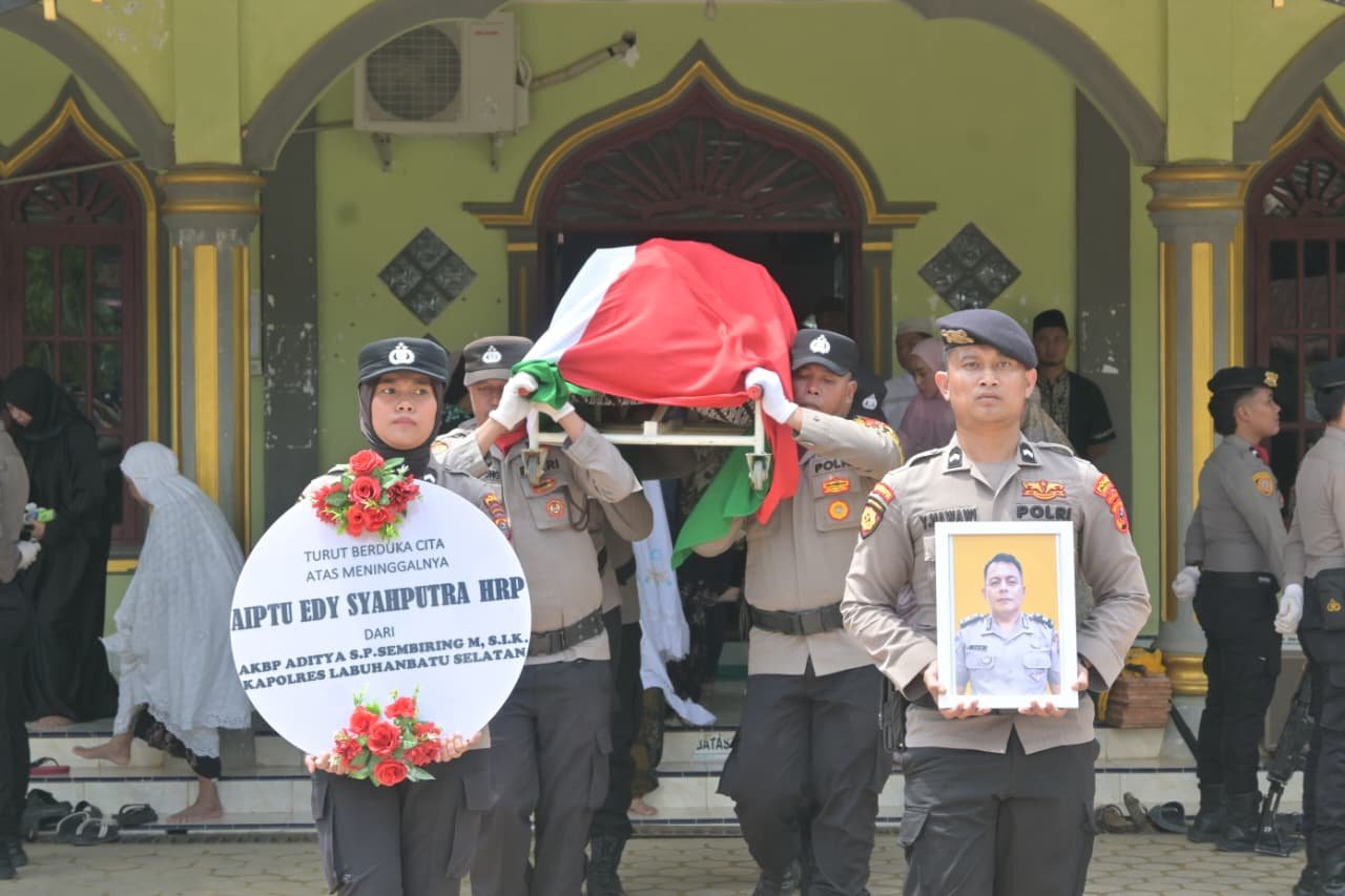 Kapolres Labusel Sampaikan Duka Mendalam Kepada Keluarga Pada Upacara Pemakaman AIPTU Edy Syahputra Harahap 1 Polres