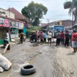 Puluhan Warga Blokir Jalan Umum Binjai-Bukit Lawang Kecewa Jalan Berlubang