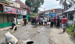Puluhan Warga Blokir Jalan Umum Binjai-Bukit Lawang Kecewa Jalan Berlubang IMG 20260406 WA0014