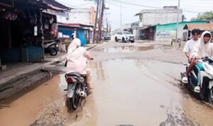 Katanya Mau Diperbaiki, “Rudal Tak Pernah Jatuh, Tapi Jalan dipagurawan Sudah Hancur Duluan” Jalan