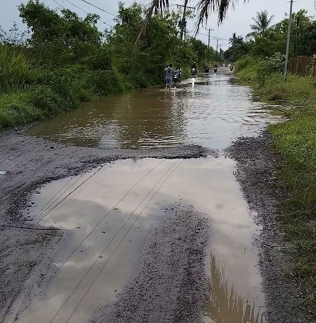 Katanya Mau Diperbaiki, “Rudal Tak Pernah Jatuh, Tapi Jalan dipagurawan Sudah Hancur Duluan” 1 Jalan