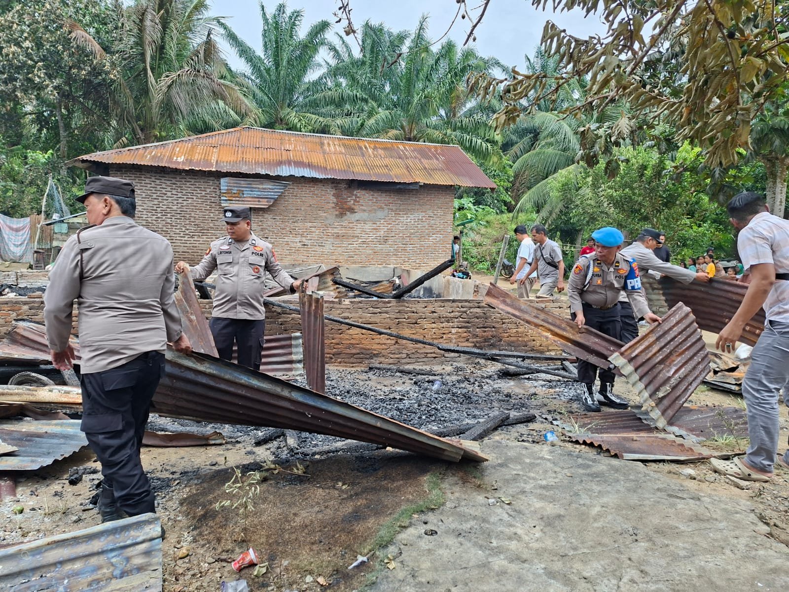 Kapolsek Na IX-X Bersama Jajaran Laksanakan Baksos dan Bansos untuk Korban Kebakaran di Desa Batu Tunggal 1 Kapolsek Na IX-X