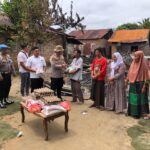 Kapolsek Na IX-X Bersama Jajaran Laksanakan Baksos dan Bansos untuk Korban Kebakaran di Desa Batu Tunggal