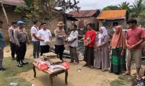 Kapolsek Na IX-X Bersama Jajaran Laksanakan Baksos dan Bansos untuk Korban Kebakaran di Desa Batu Tunggal Kapolsek Na IX-X