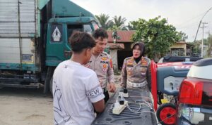Berintegritas dan Humanis Melayani Masyarakat, Satlantas Polres Labusel Bantu Warga Dengan Pelayanan Gratis
