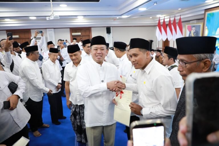 Menteri ATR/BPN Serahkan 243 Sertipikat Tanah Wakaf di Jawa Tengah, Targetkan Capai 95 Persen dalam Tiga Tahun Menteri