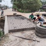 Demi Keselamatan Pengguna Jalan, Warga Sei Sentang Swadaya Perbaiki Jembatan Rusak di Jalan Putat Raya