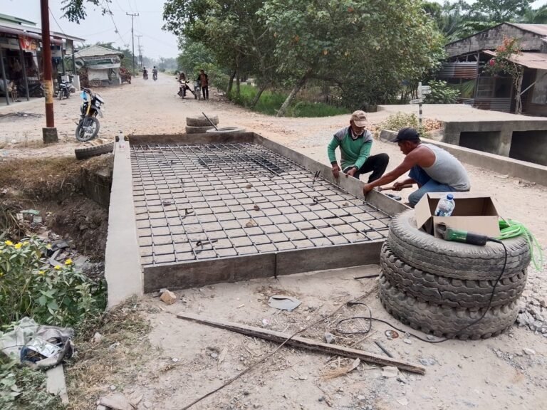 Demi Keselamatan Pengguna Jalan, Warga Sei Sentang Swadaya Perbaiki Jembatan Rusak di Jalan Putat Raya Jembatan