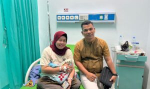 Ketua DPC PJS Jenguk Sekretaris LPAI Labuhanbatu di RSUD Rantauprapat