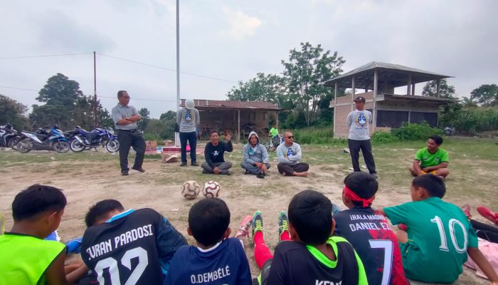 PSSI Toba Kunjungi SSB Habinsaran, Berikan Dua Bola Kaki dan Fokus Pembenahan Lapangan