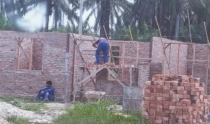 Pekerja Bangunan Perumahan De Prabu Tidak Menggunakan APD Saat Bekerja IMG20260226110806