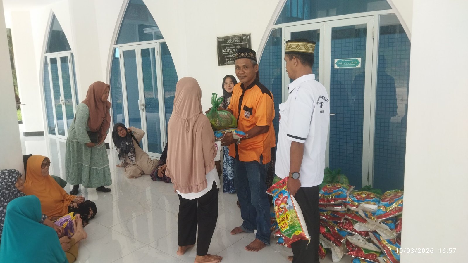 Indahnya Berbagi, HSP Salurkan 40 Karung Beras dan Paket Sembako di Mesjid Baitun Na'im 1 HSP