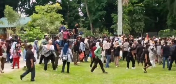 Ratusan Warga Korban Banjir Kecamatan Besitang Lakukan Aksi Demo Ke Kantor Bupati Langkat 1 Aksi