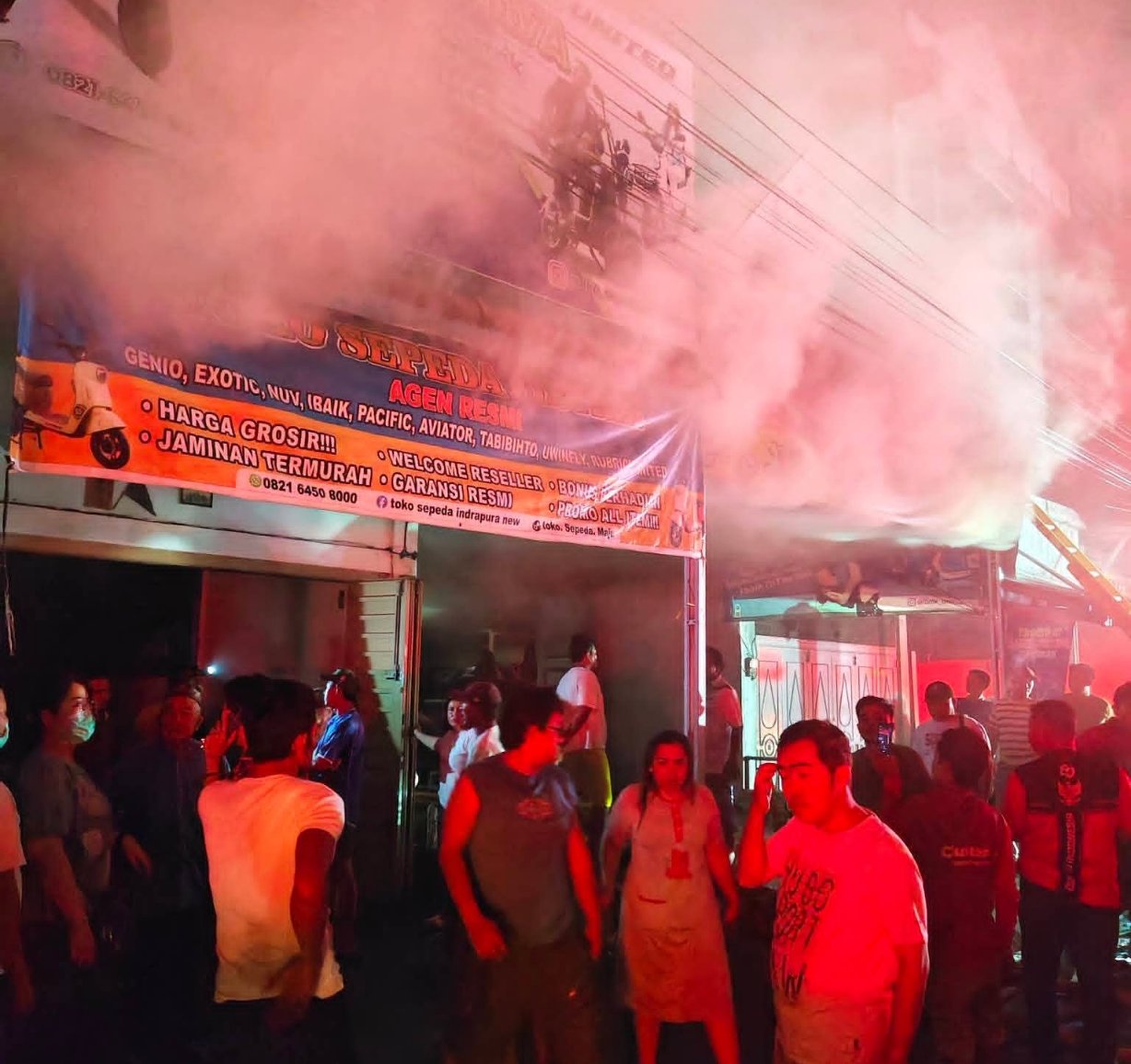 Toko Sepeda Maju Jaya di Indrapura Dilalap Si Jago Merah, Damkar Batubara dan Inalum Gerak Cepat Padamkan Api 1 Toko