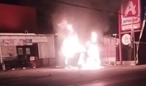 Baru Parkir Usai Isi BBM, Mobil Kijang Innova Terbakar Hebat di Alfamidi Blok Songo